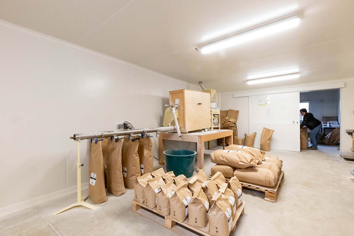 Moulin à meules de pierre Astrié du GAEC Henriot — farine bio, vente directe