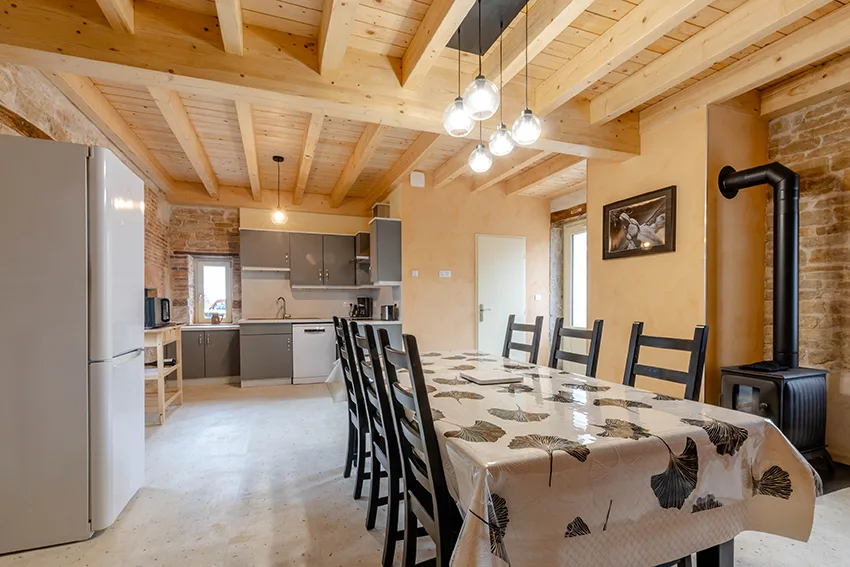 Oak and metal staircase in L'Hirondelle gîte — natural materials, Côte de Nuits