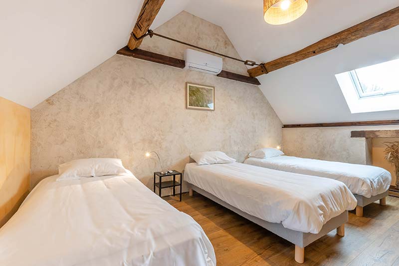 Family bedroom of L'Hirondelle gîte — 3 single beds and sofa bed for two