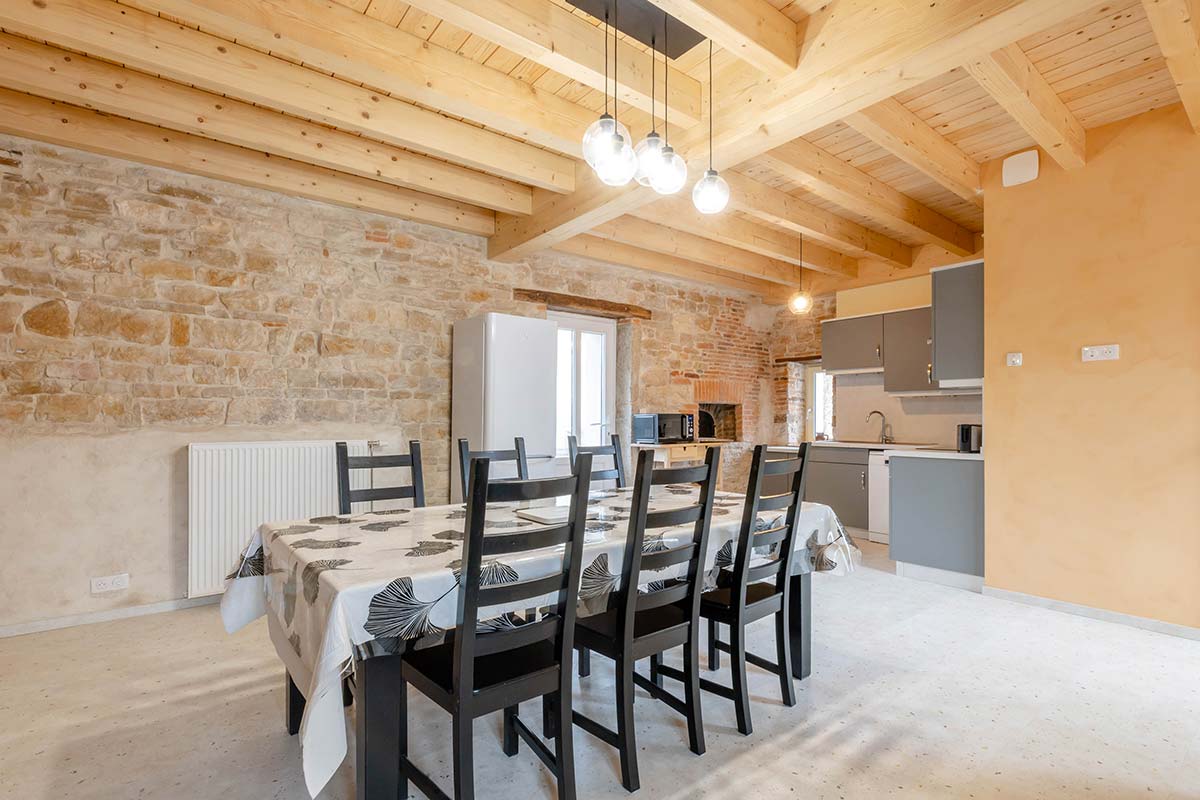 Fully fitted kitchen in L'Hirondelle gîte opening onto the dining room