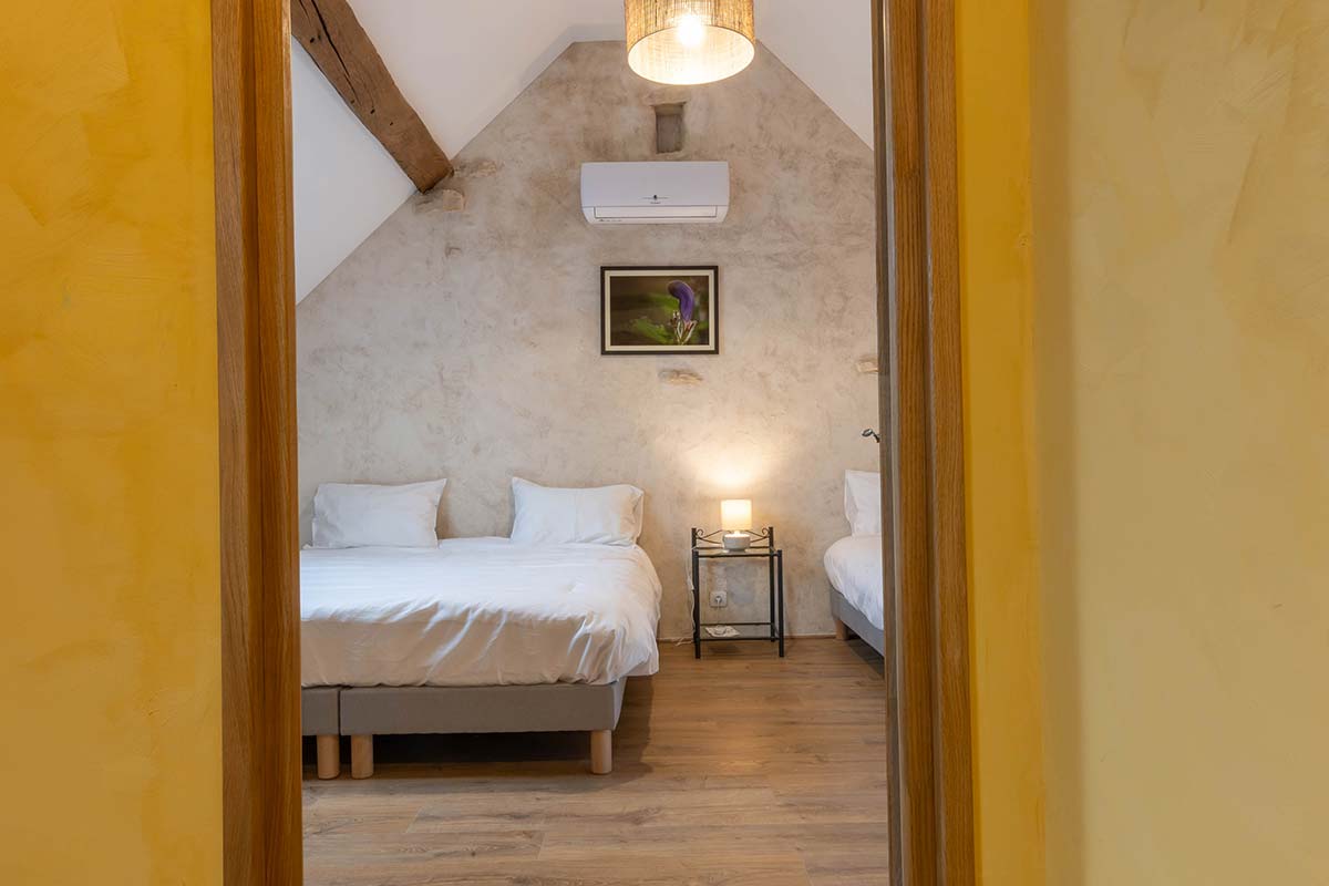 Private terrace of L'Hirondelle gîte with barbecue, Côte de Nuits