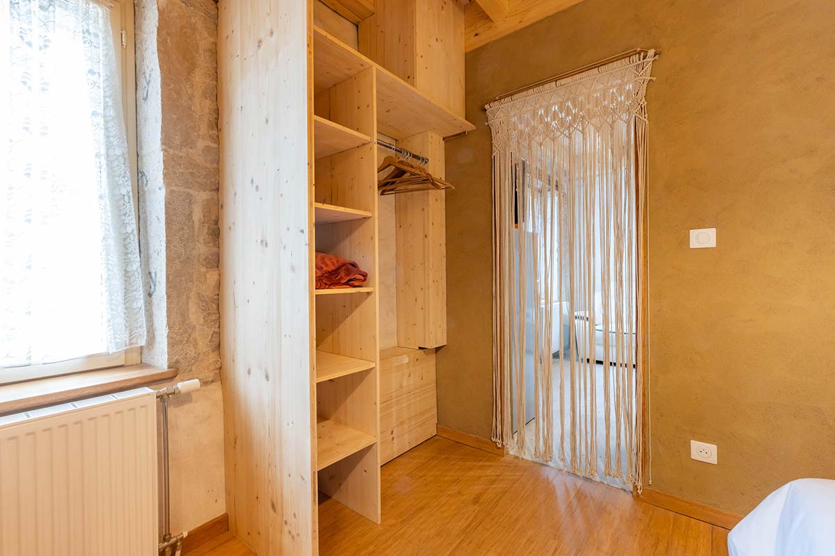 Détail enduit argile et badigeon chaux du gîte La Mésange