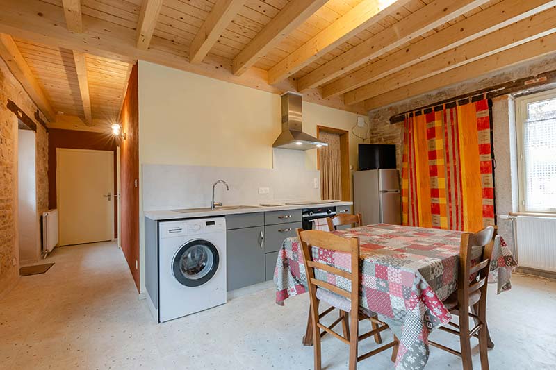 Intérieur du gîte La Mésange — enduits argile et pierre apparente, Villebichot